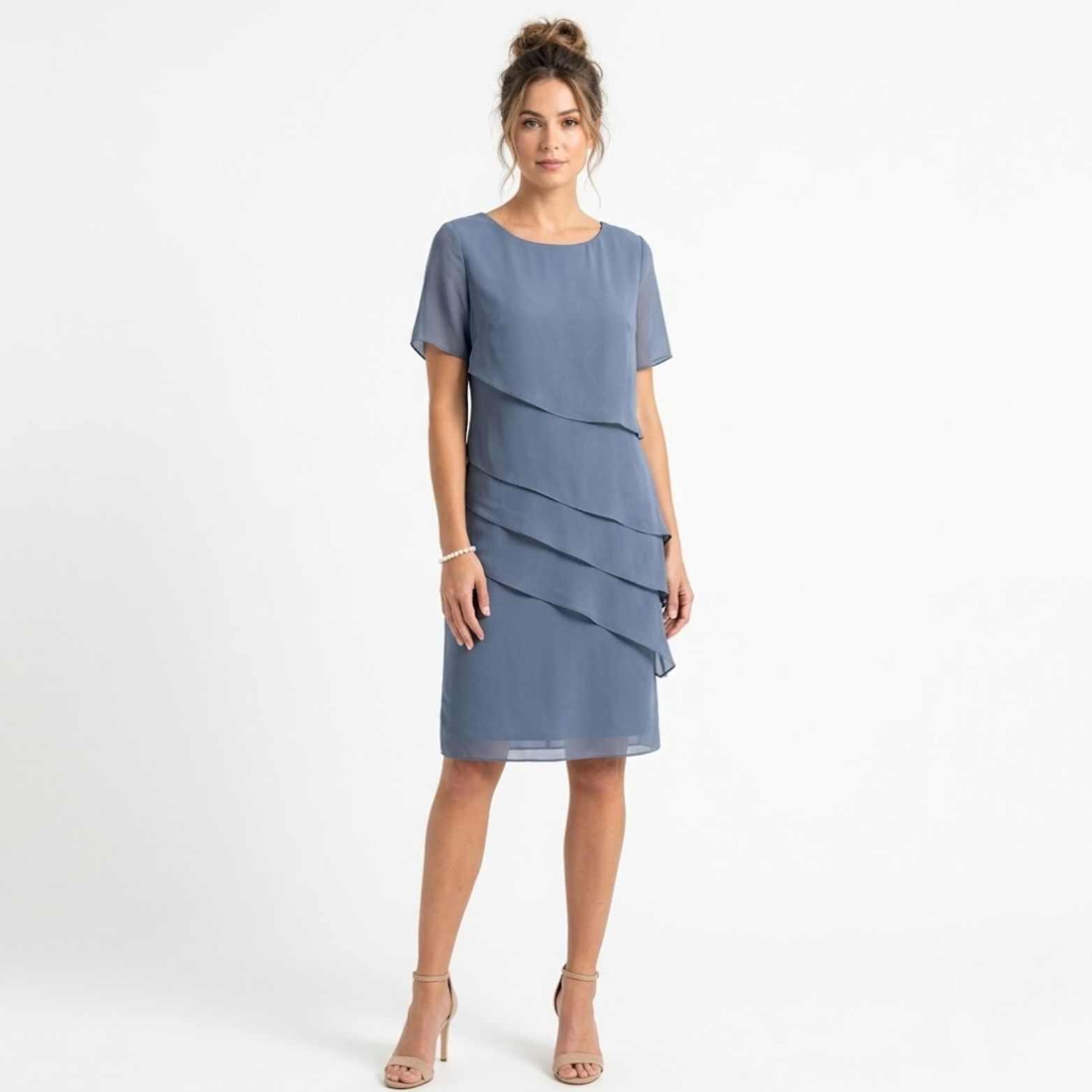 Elegant aftenkjole i chiffon med lagvis volanger og rund hals
