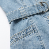Kort kjole i denim med ballongermer med belte og knapper for dame
