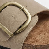Sandaler med korksåle med justerbar spennereim og åpen tå