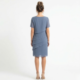 Elegant aftenkjole i chiffon med lagvis volanger og rund hals