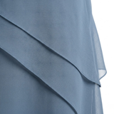 Elegant aftenkjole i chiffon med lagvis volanger og rund hals