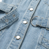 Kort kjole i denim med ballongermer med belte og knapper for dame