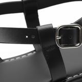 Flate damesandaler med kryssende gullremmer, chic, elegante og komfortable