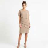 Elegant aftenkjole i chiffon med lagvis volanger og rund hals
