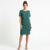 Elegant aftenkjole i chiffon med lagvis volanger og rund hals
