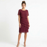 Elegant aftenkjole i chiffon med lagvis volanger og rund hals