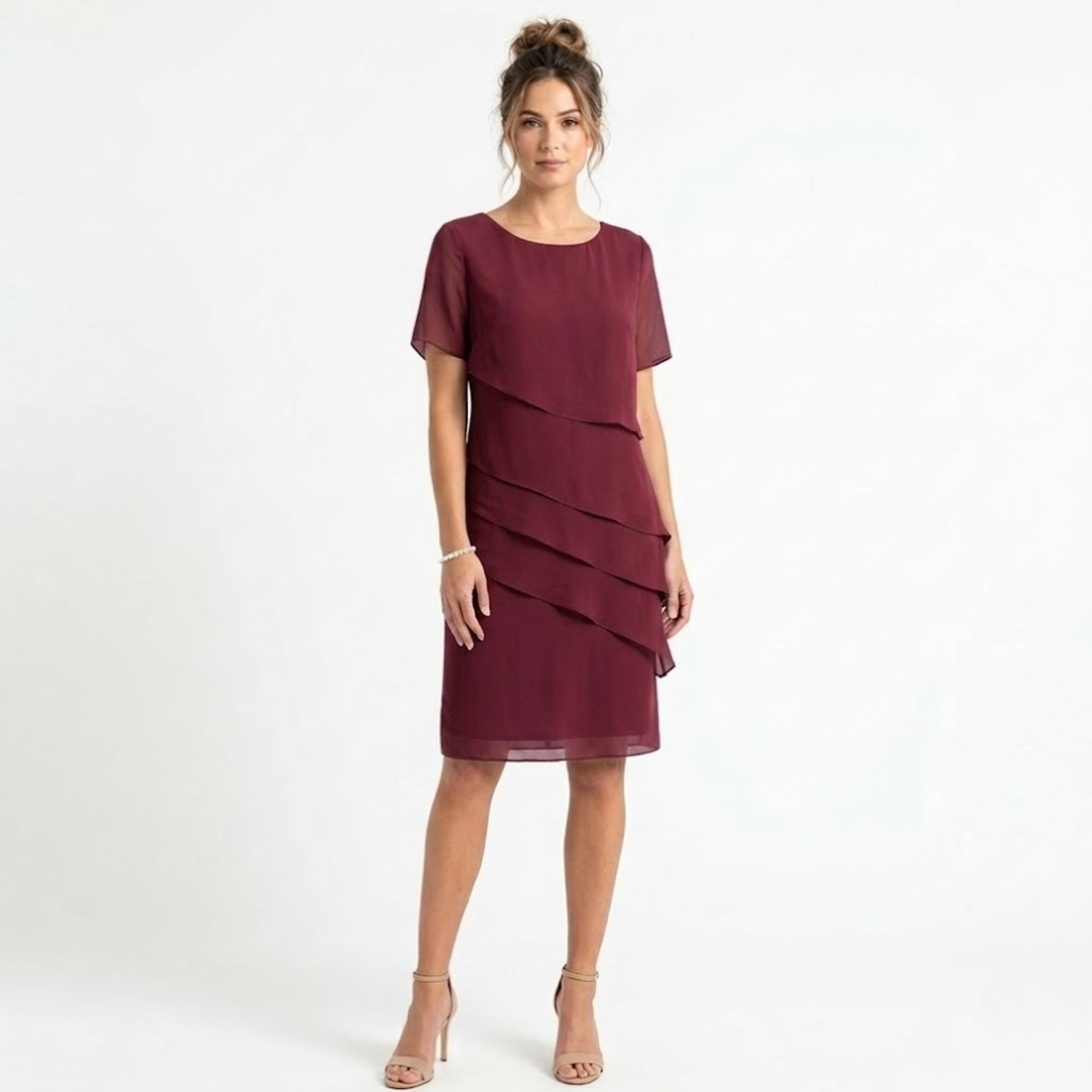 Elegant aftenkjole i chiffon med lagvis volanger og rund hals