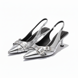 Slingback-pumps med spiss tå i kunstskinn med metalldetaljer for dame