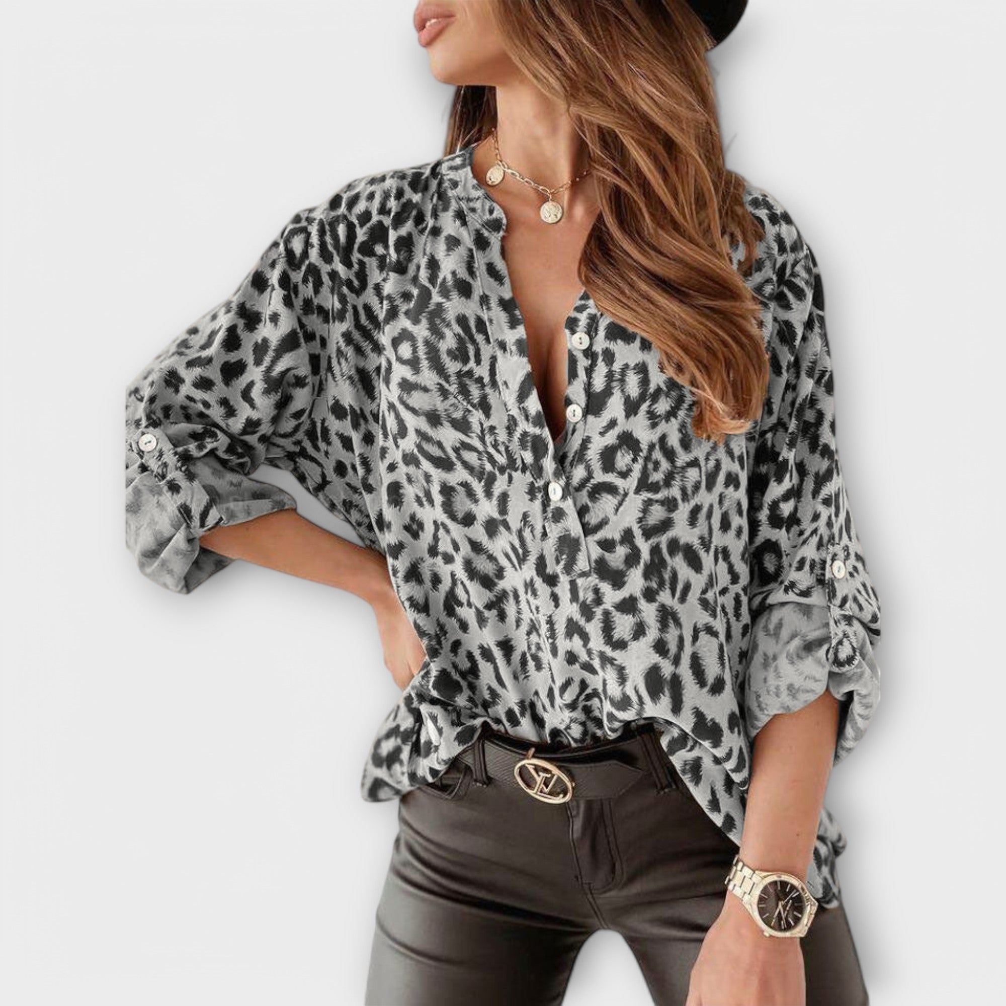 Vanessa – Moderne bluse med leopardtrykk