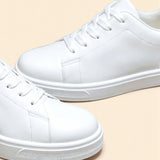 Minimalistiske hvite sneakers – Perfekte for alle anledninger