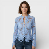 Sabine – Moderne bluse med utskåret detalj
