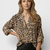 Vanessa – Moderne bluse med leopardtrykk