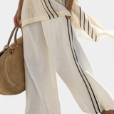 Rafaela – Elegant beige linbluse og bukse med svarte striper
