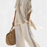 Rafaela – Elegant beige linbluse og bukse med svarte striper