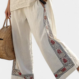 Tiril – Essensiell brodert bluse og vide bukser